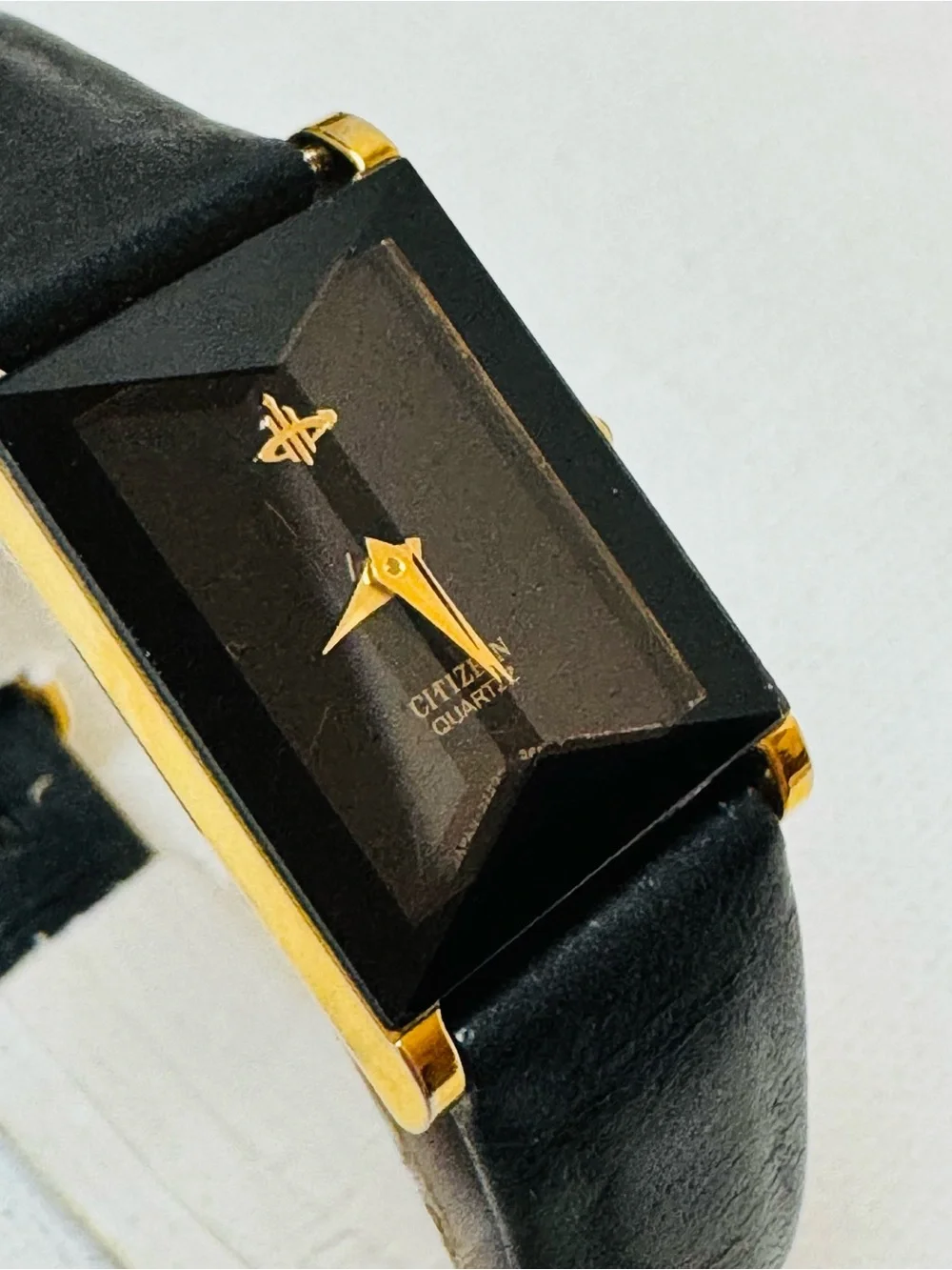 Vintage Citizen Strada Beveled Crystal Women's Gold Black Tank Watch 3220-S25732